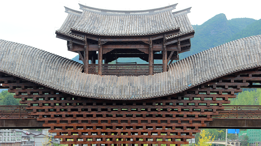 Most pokrytý vetrom a dažďom Zhuoshui, Qianjiang, Chongqing